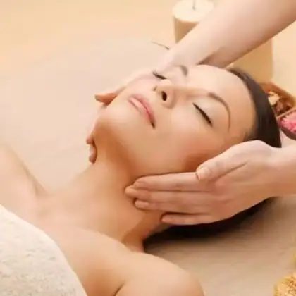 Hands providing a personalized massage